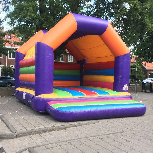 Regenboog overdekt springkussen Regenboog overdekt springkussen