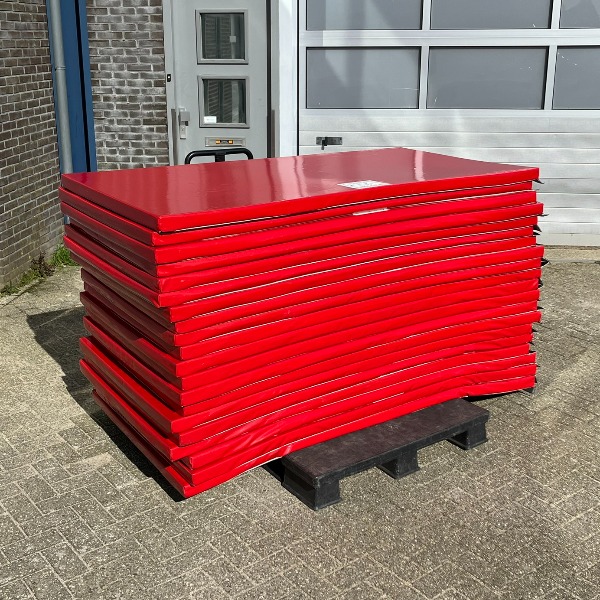 Veiligheidsmatten of valmatten voor springkussens, stormbanen en attracties van 2 x 1 meter huren.