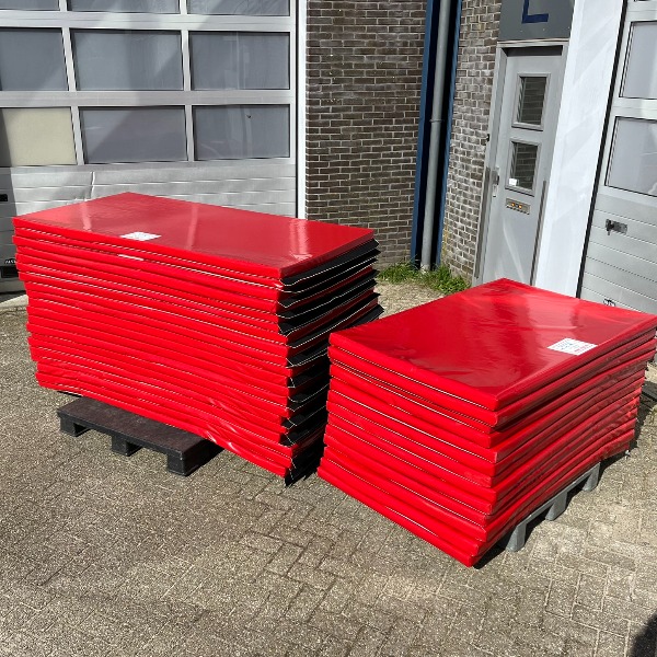 Veiligheidsmatten of valmatten voor springkussens, stormbanen en attracties van 2 x 1 meter huren.