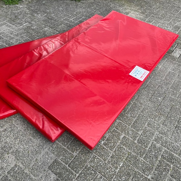 Veiligheidsmatten of valmatten voor springkussens, stormbanen en attracties van 2 x 1 meter huren. Veiligheidsmatten of valmatten voor springkussens, stormbanen en attracties van 2 x 1 meter huren.